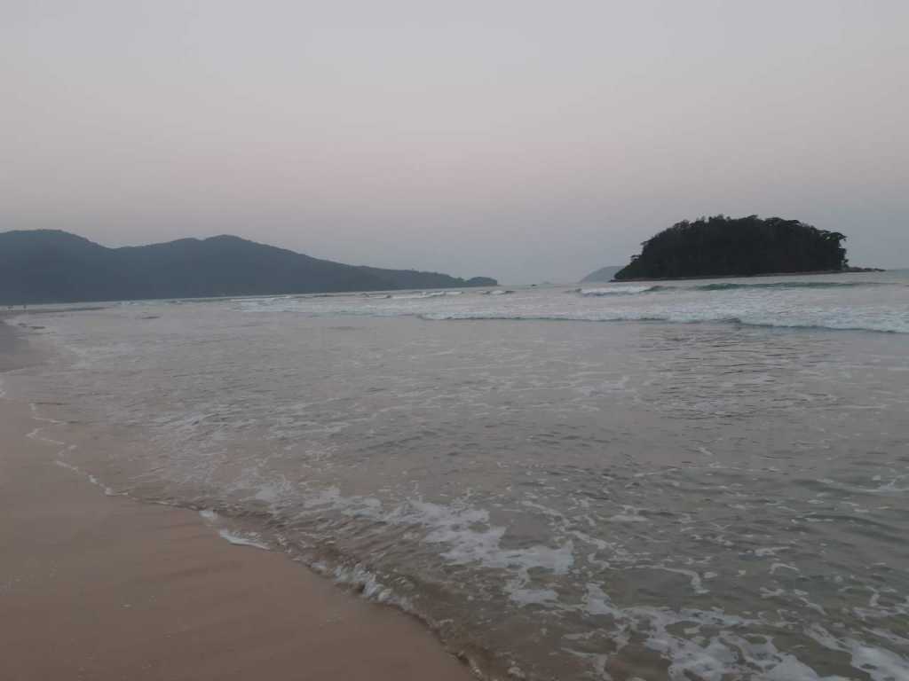 Ampla casa de praia familiar a 150 m do mar com vista para a serra