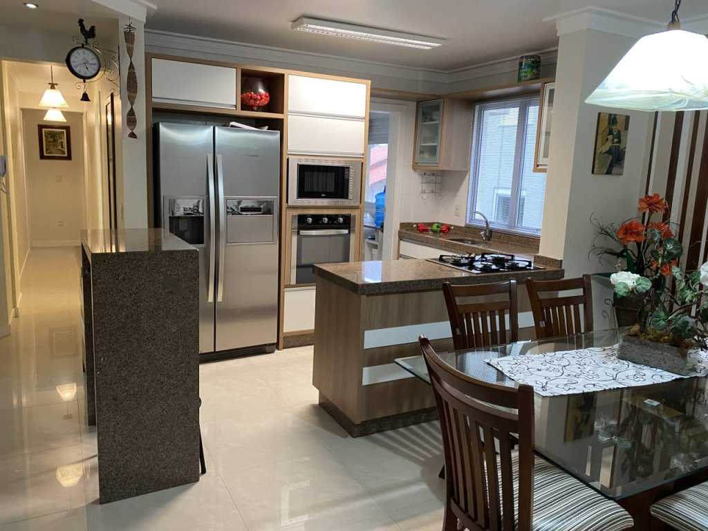 APARTAMENTO PADRÃO QUALIFICADO EM BOMBINHAS, SC, 04 AR SPLIT, WI-FI, CAMAS BOX, 70 MTS. MAR, mg203