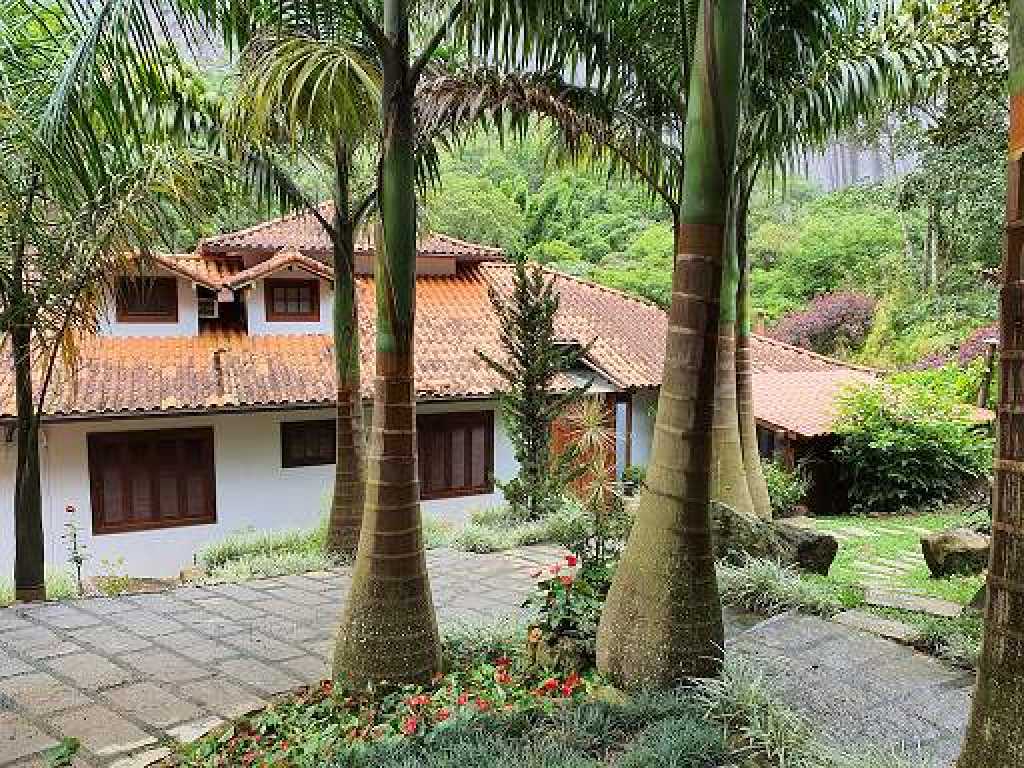 Casa de alto padrão em sítio, um lugar ideal para quem quer relaxar junto a Natureza