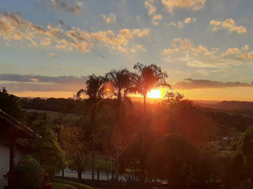 Linda, confortável e estruturada chácara em Araçariguama.