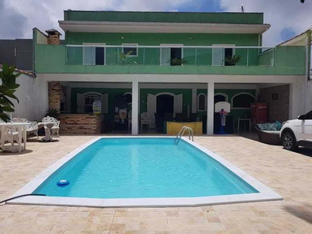 Casa com piscina em Peruíbe-SP