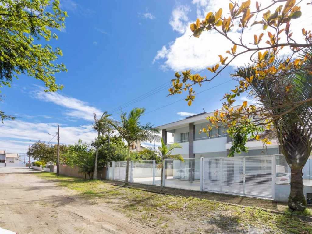 CASA COM PISCINA PRÓXIMO AO MAR - BOMBINHAS/SC