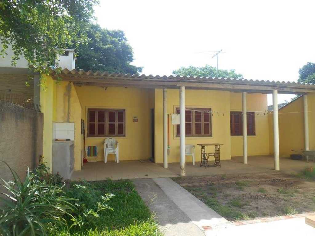 Casa em alvenaria de fundos conjugada