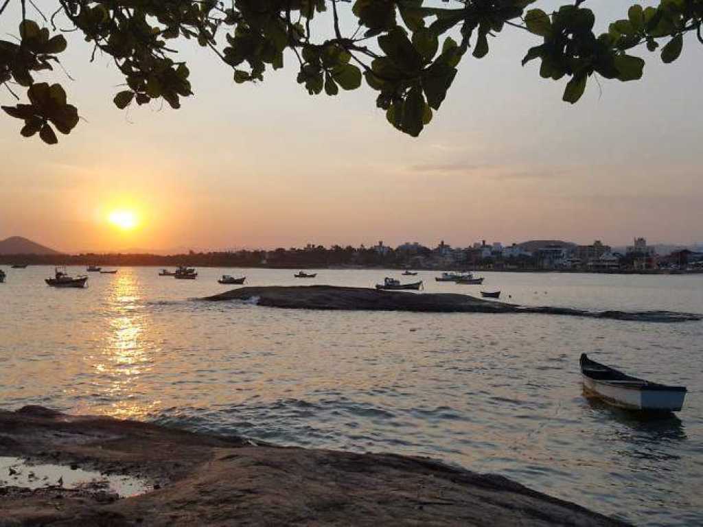 Chalé Temporada na Praia de Meaípe Guarapari-ES para 5 pessoas 2 garagens