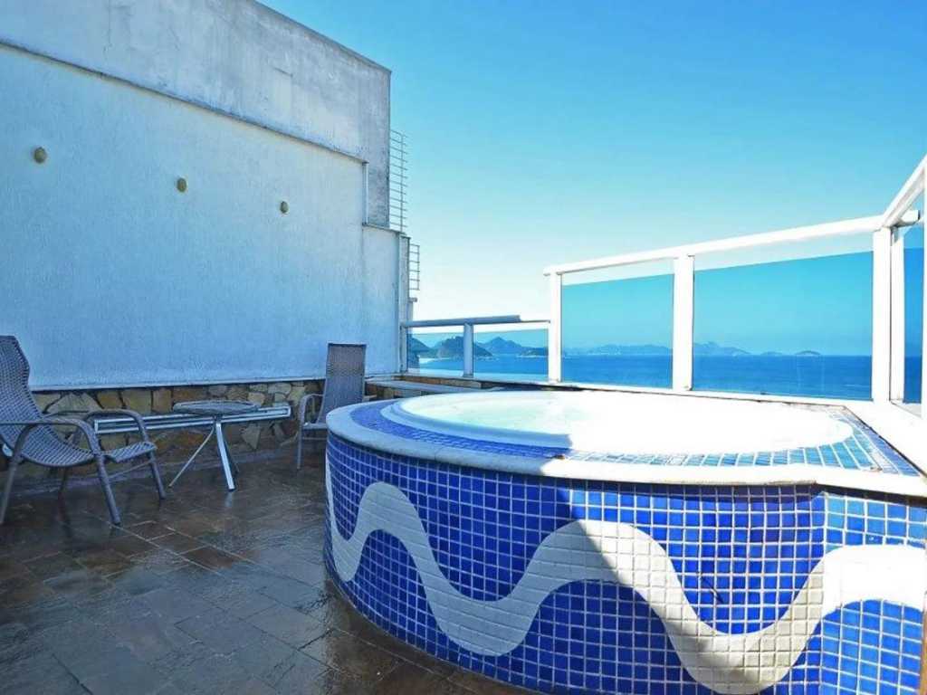 Incrivel cobertura de frente para o mar com 3 quartos e piscina particular em Copacabana!