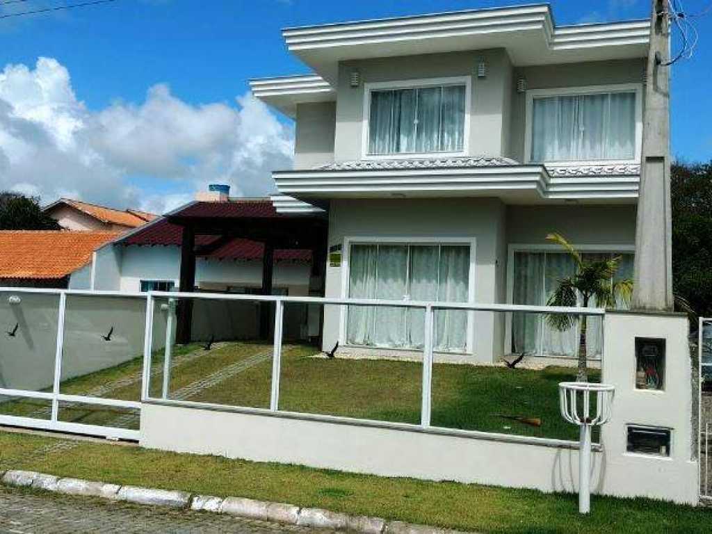 Sobrado de alto padrão na Praia do Itaguaçu, com piscina a 250 metros do mar.