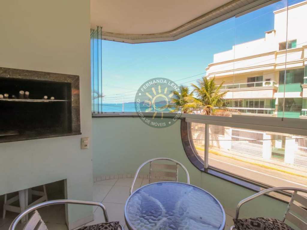 Apartamento lateral com linda vista do mar, localizado a 20 metros da praia de Quatro Ilhas em Bombinhas - Exclusivo.