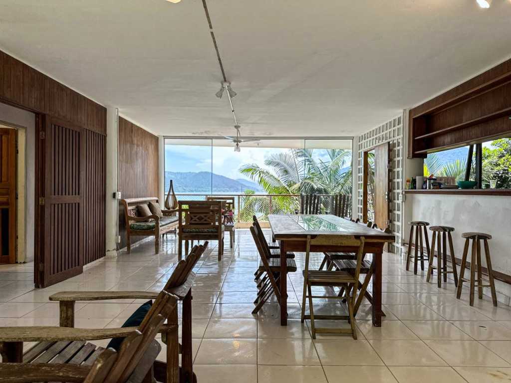 Casa Com Vista e Beira-Mar em Enseada Ubatuba para 12 pesssoas