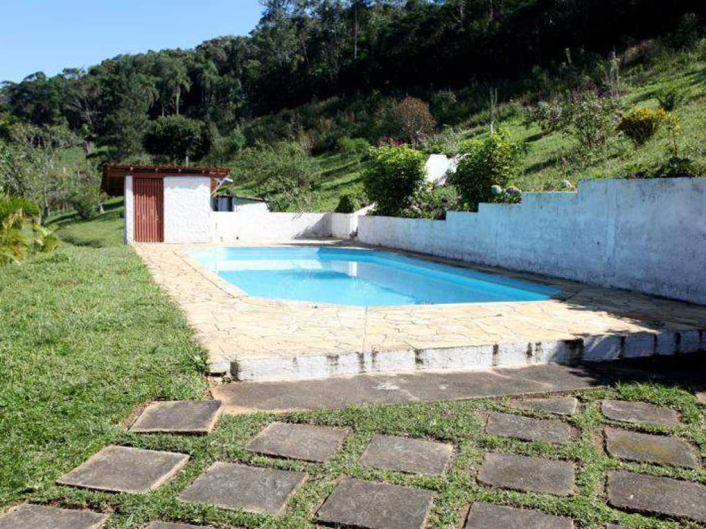 São Lourenço da Serra-SP. Chácara aconchegante com lago para passeio de caiaque e pesca.