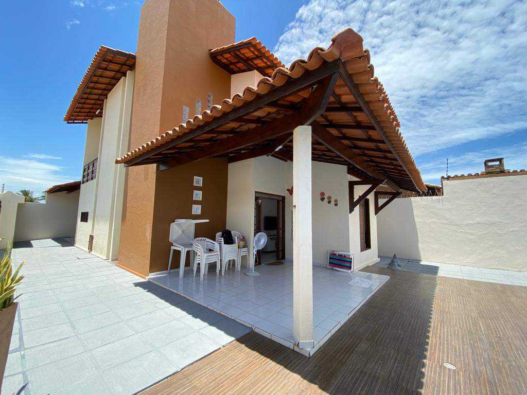 Casa bem arejada com varanda e 1º andar nascente, área de lazer com piscina e churrasqueira!