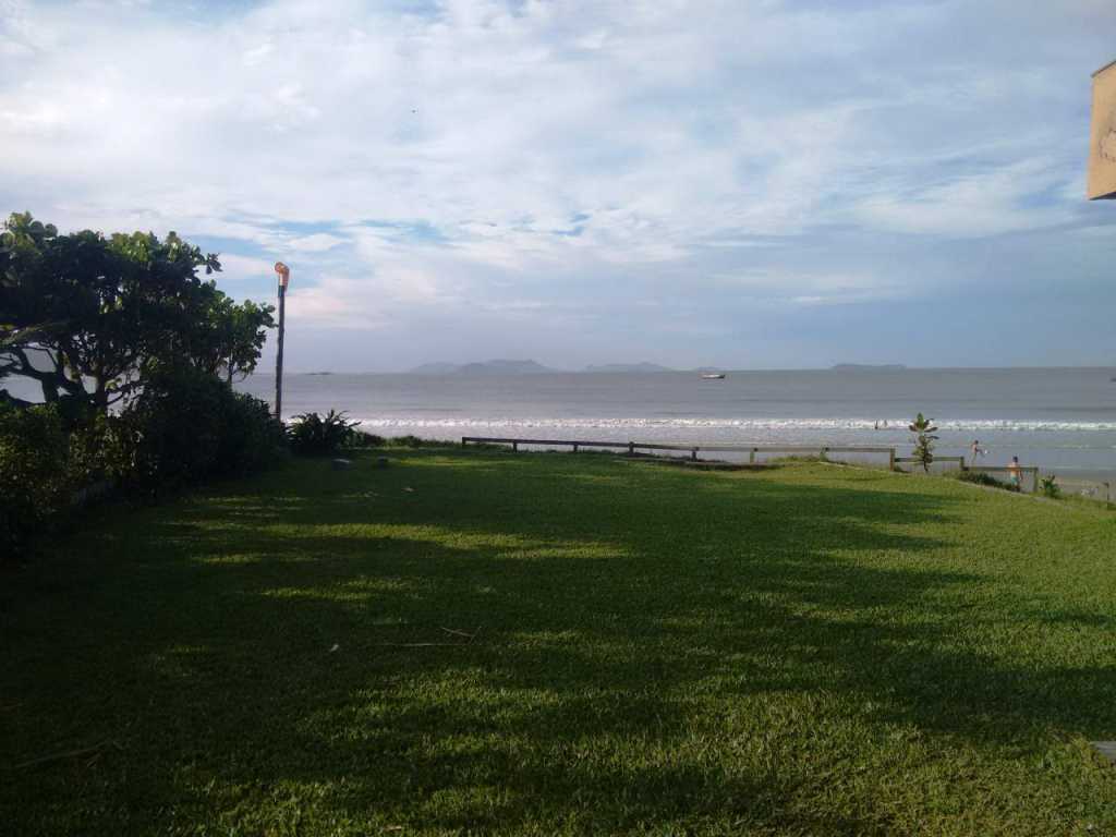 Pavimento térreo  do sobrado frente ao mar, com 3 dormitórios