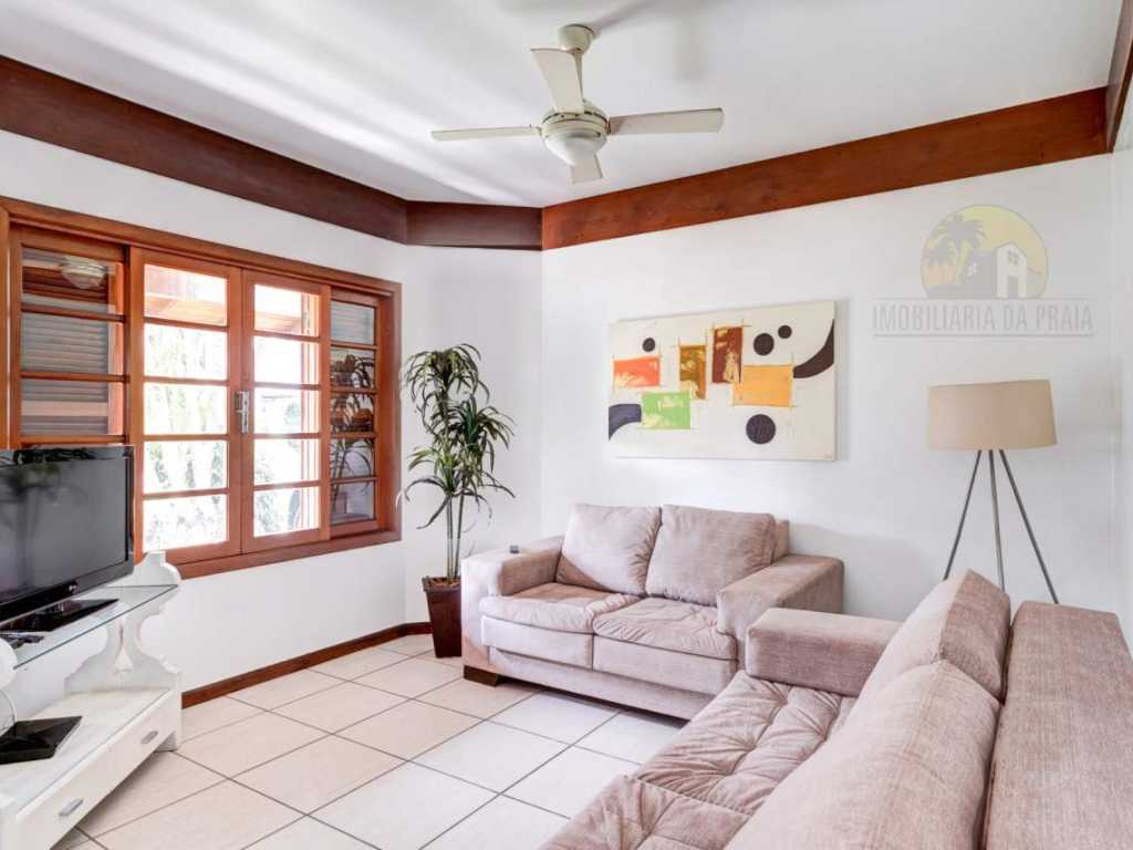 Casa com 05 dorm, piscina e localização singular/TARIFAS VERÃO SOMENTE SOB. CONSULTA!