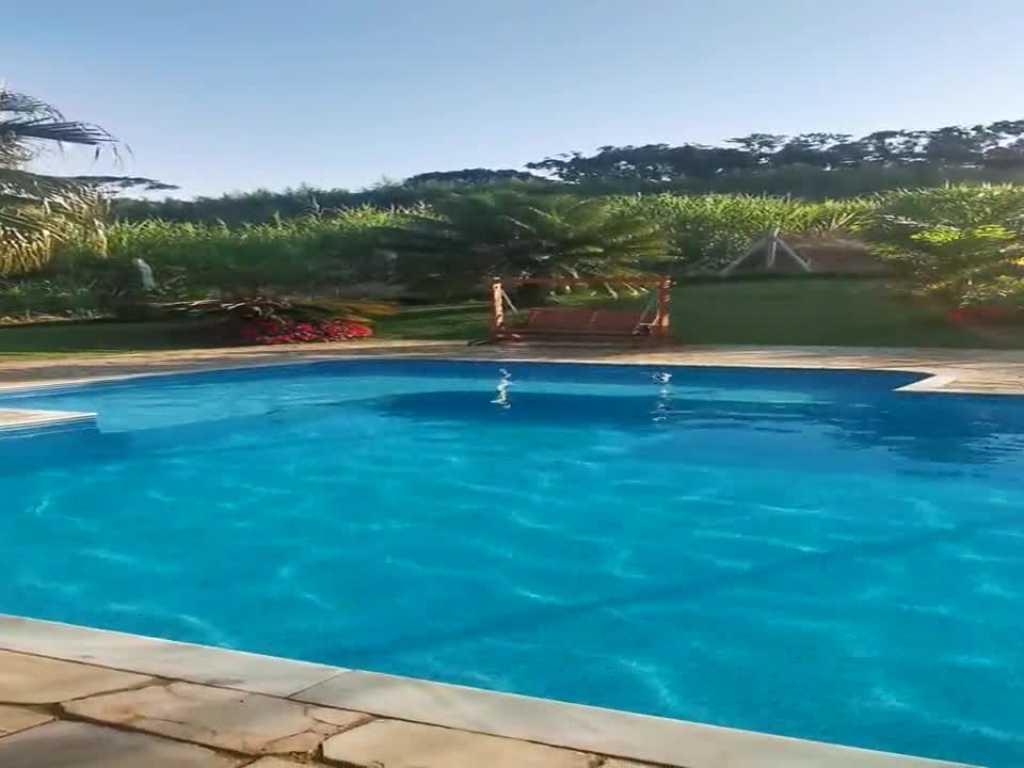 Belíssima e ampla chácara com piscina climatizada apenas 50 min de São Paulo