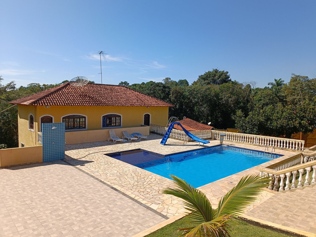 Chácara em condomínio com linda piscina e pergolado - Sit0043