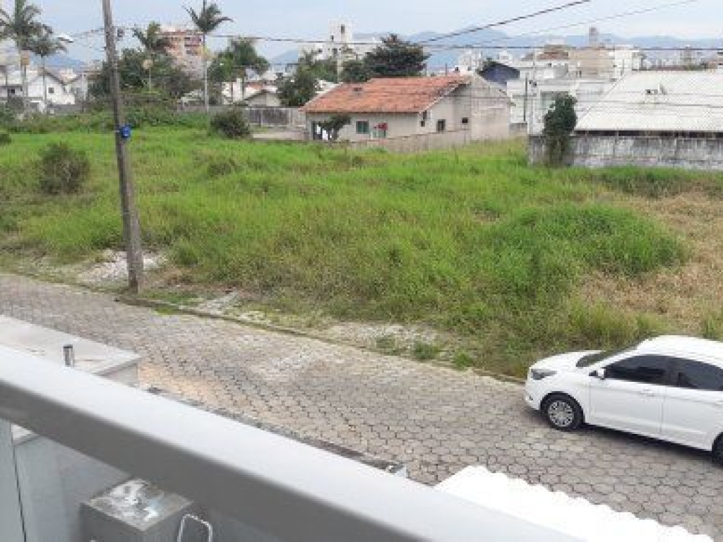 Casa Geminada 3 Dormitórios  ,vaga de garagem a 250 m do mar no Bal. Pereque