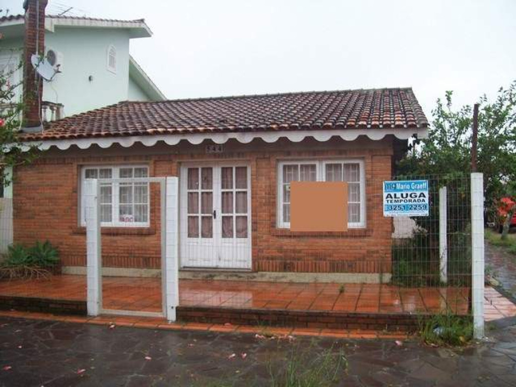 Casa em alvenaria, localizada na avenida principal