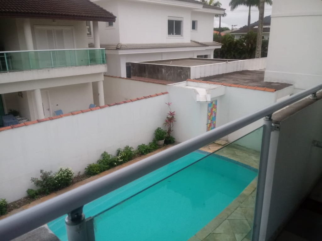 Linda casa para Temporada em Guarujá com piscina, churrasqueira, quadra para até 12 pessoas