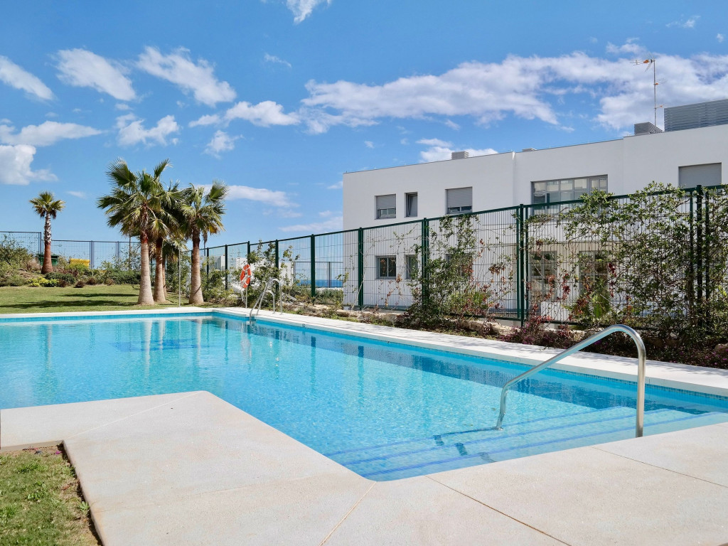 LUJOSA CASA VACACIONAL DE 3 DORMITORIOS Y PISCINA EN CABOPINO GOLF MARBELLA