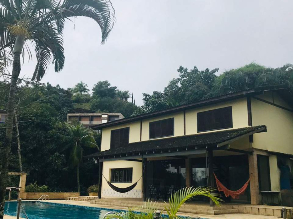 LINDA CASA PRÓXIMO AO CENTRO HISTÓRICO EM ILHABELA