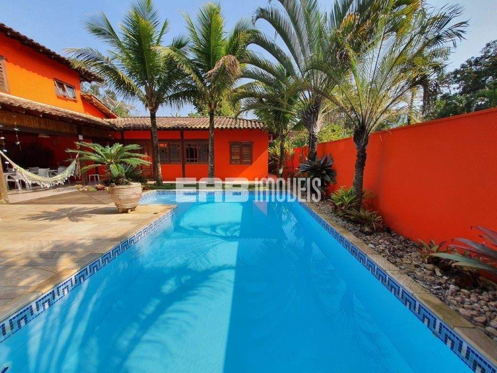Casa de alto padrão para locação de temporada, com piscina, a apenas 140m da linda praia de Itamambuca em Ubatuba - So09