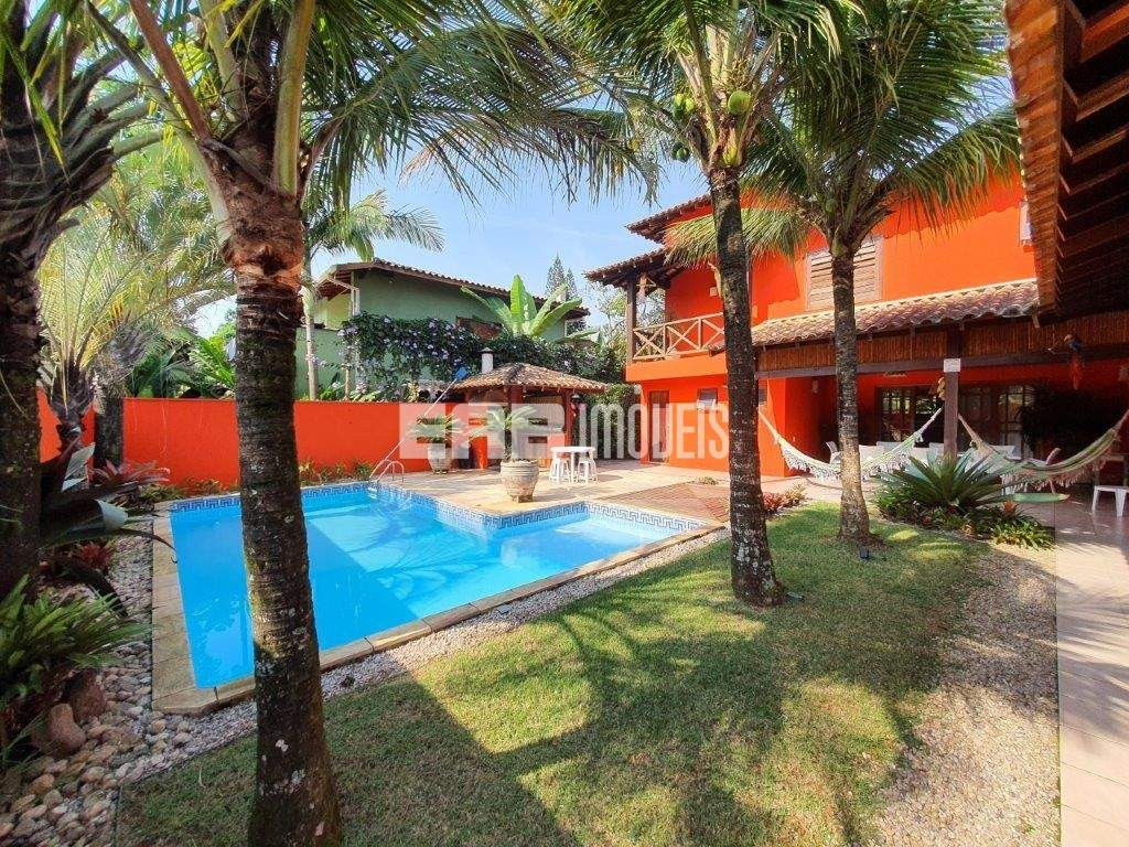 Casa de alto padrão para locação de temporada, com piscina, a apenas 140m da linda praia de Itamambuca em Ubatuba - So09