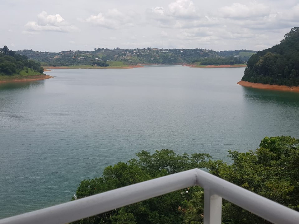 Igarata-SP. Sítio em meio a natureza com vista deslumbrante para a represa.