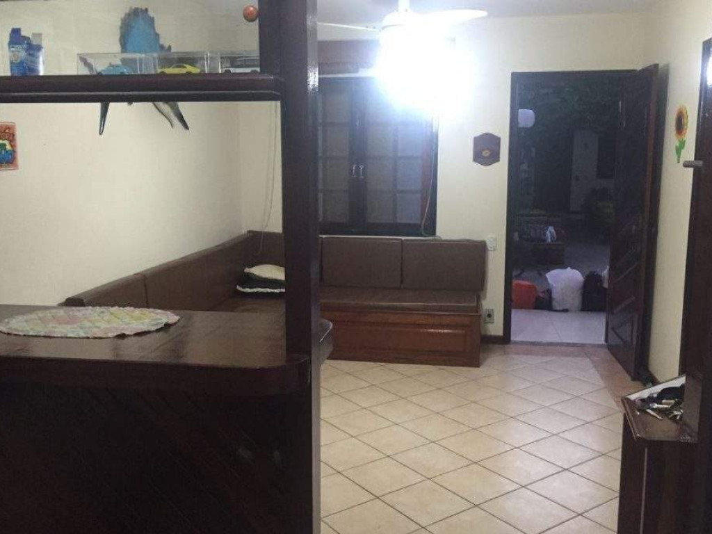 CASA EM CONDOMÍNIO COM ACOMODAÇÃO PARA 5 PESSOAS.