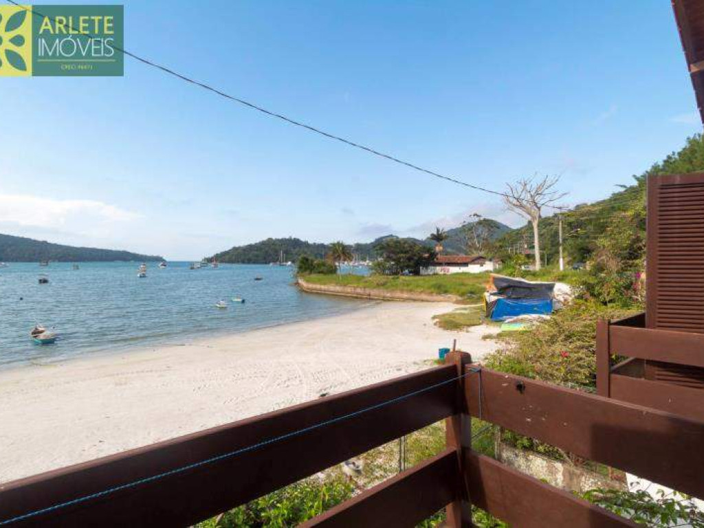 ÓTIMA CASA BEIRA MAR EM PORTO BELO.