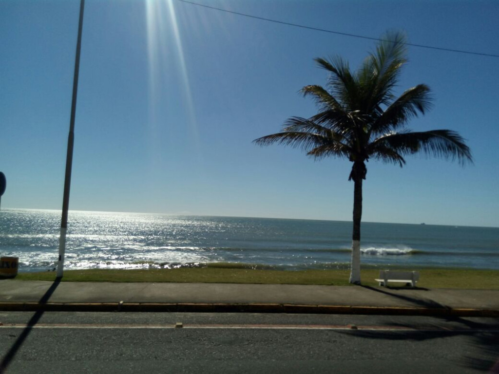 Hermosa casa para la temporada de primera línea de mar en Barra Velha - con aire acondicionado.