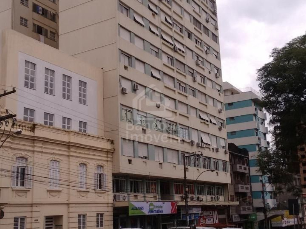 Sala comercial centralíssima medindo 120m2 de área total, 02 banheiros