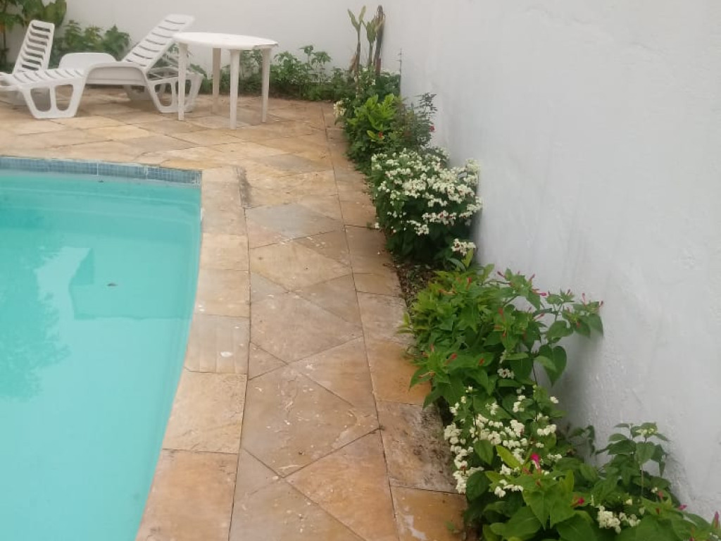 Linda casa para Temporada em Guarujá com piscina, churrasqueira, quadra para até 12 pessoas