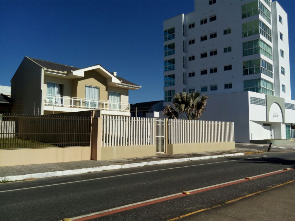 Hermosa casa para la temporada de primera línea de mar en Barra Velha - con aire acondicionado.