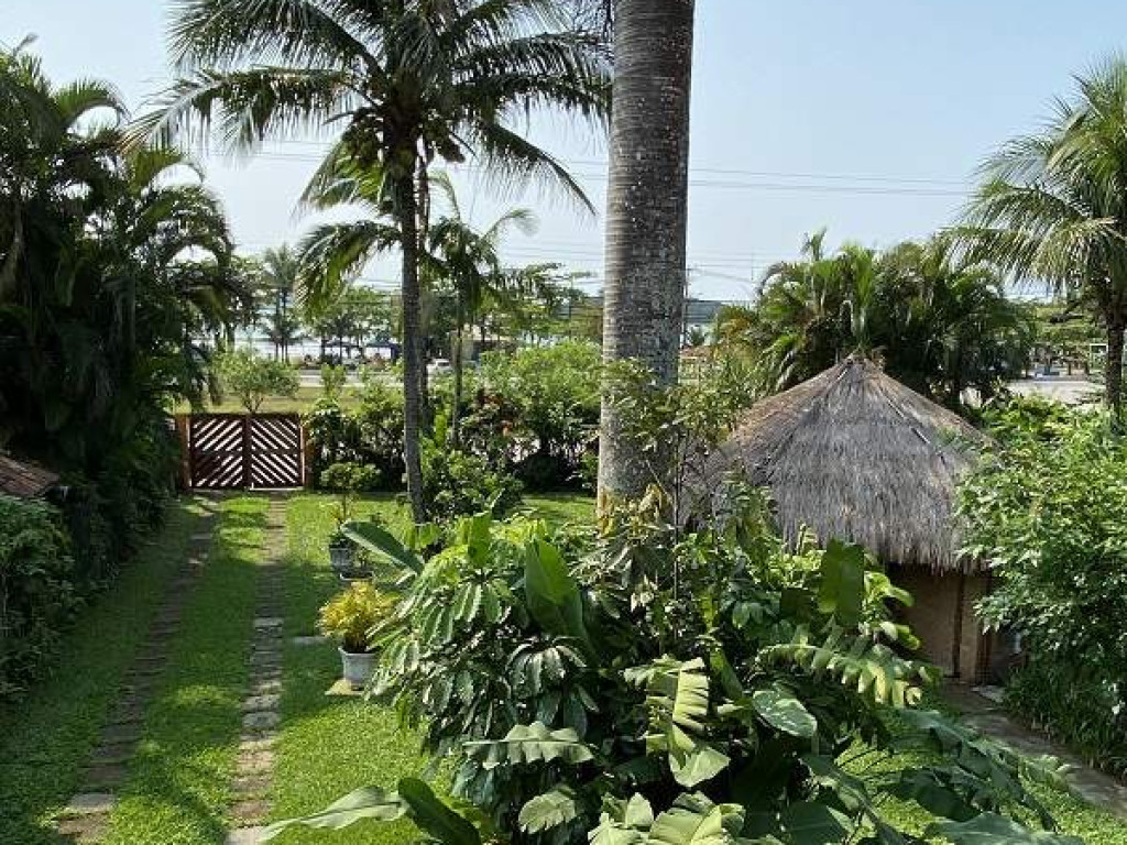 À 30 metros da praia - 12 pessoas 3 dorm. WIFI, condomínio particular.