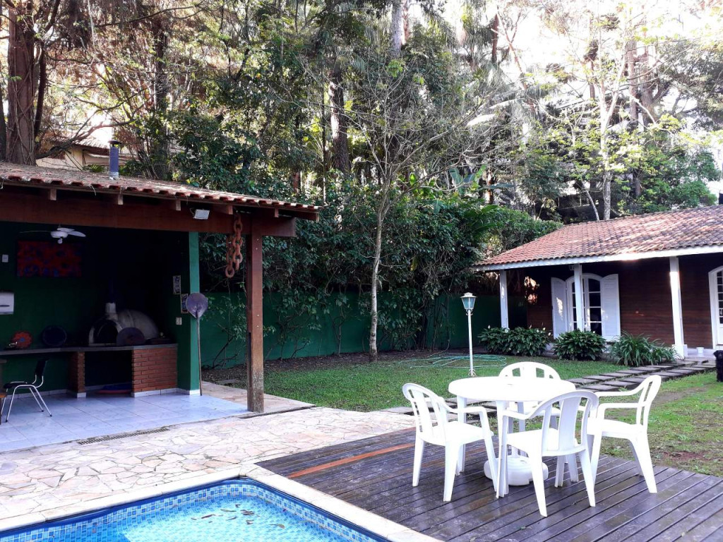 Casa com piscina e espaço gourmet WiFi na Granja Viana