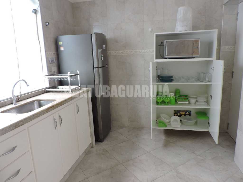 Apartamento 11 de 3 dormitórios para 8 pessoas a duas quadras da Praia da Enseada - Guarujá