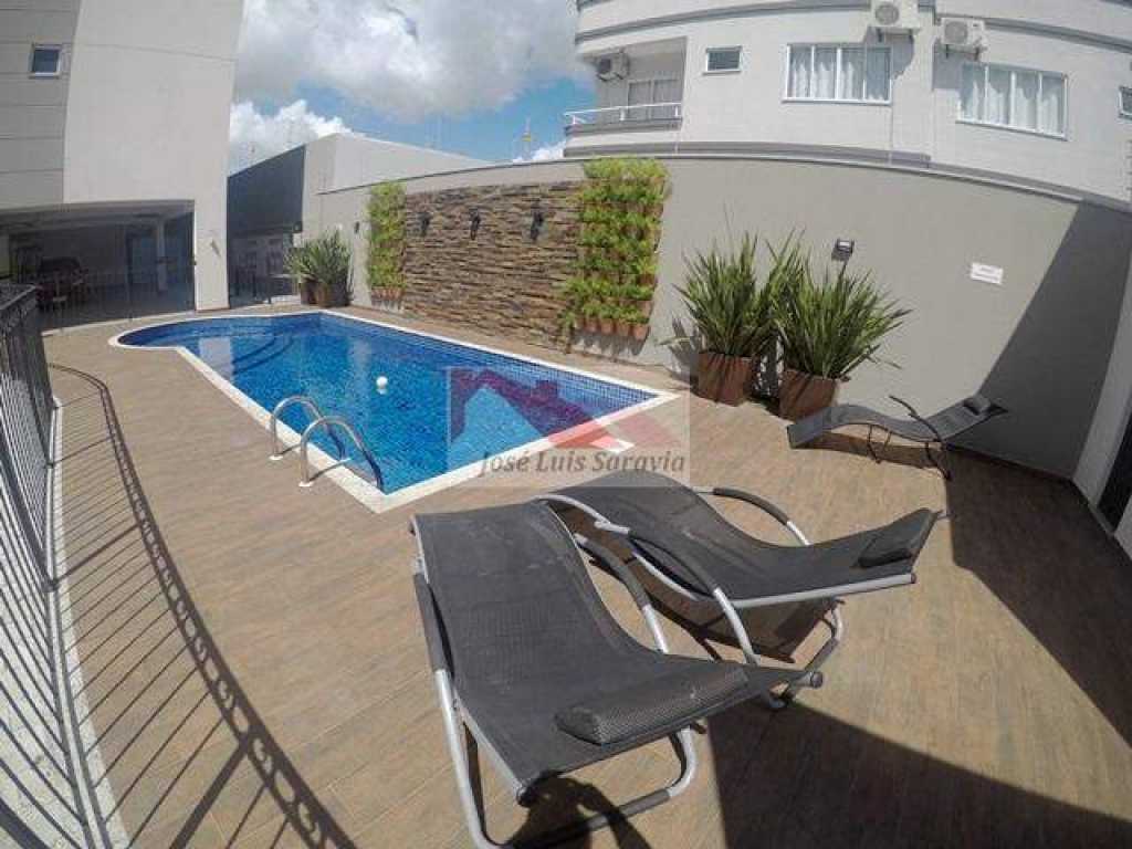 Excelente apartamento novo, tudo sob medida, no centro de Bombas, com piscina!