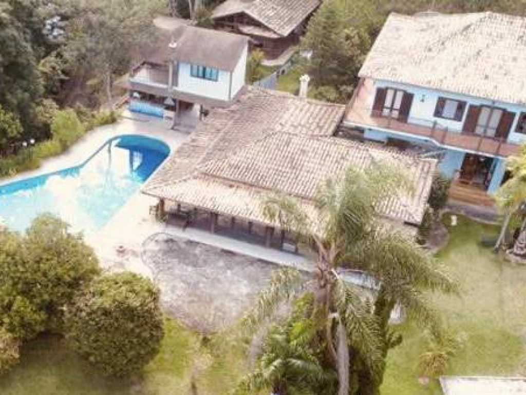 Linda e charmosa casa no melhor condomínio de Itaipava!!! Faça já sua reserva…