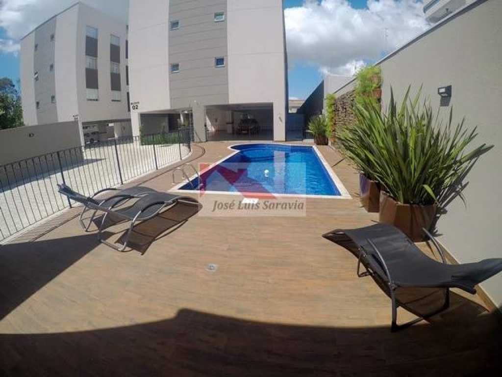 Excelente apartamento novo, tudo sob medida, no centro de Bombas, com piscina!