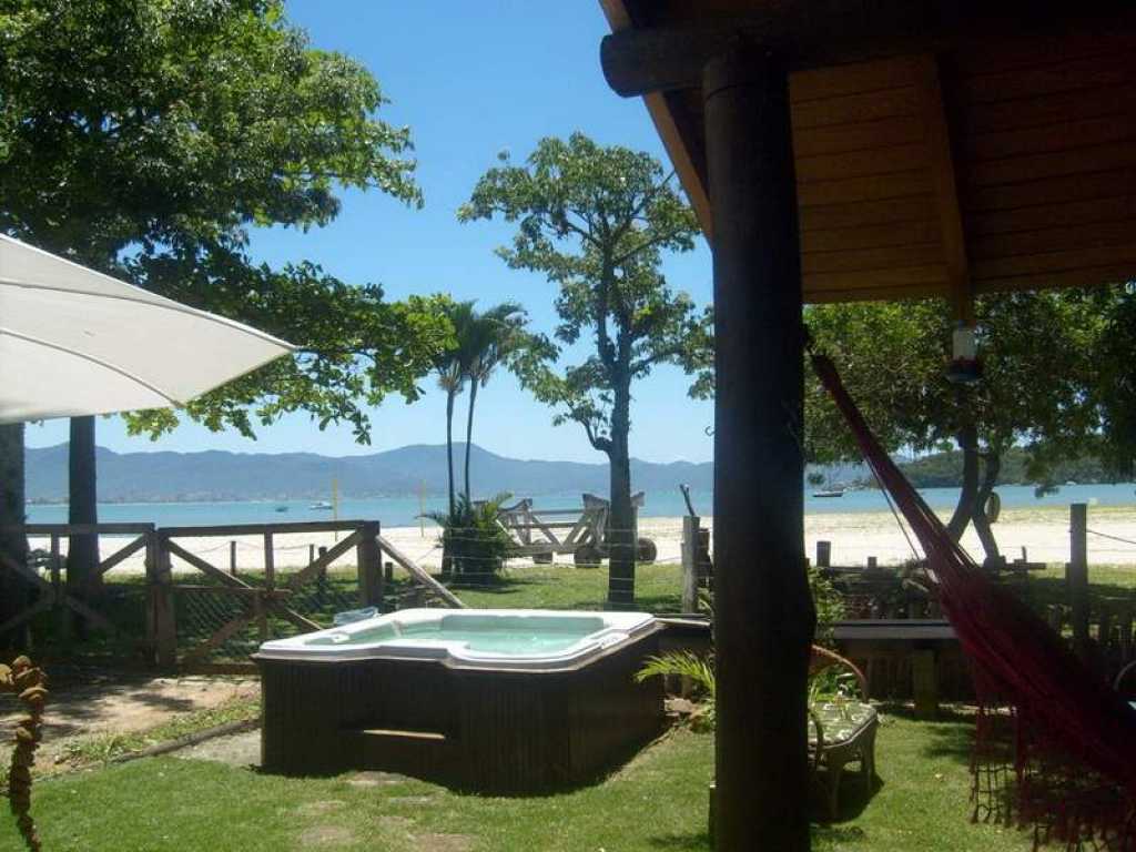 Casa frente para a praia com hidromassagem 2 quartos com ar na Praia de Pereque - Porto Belo