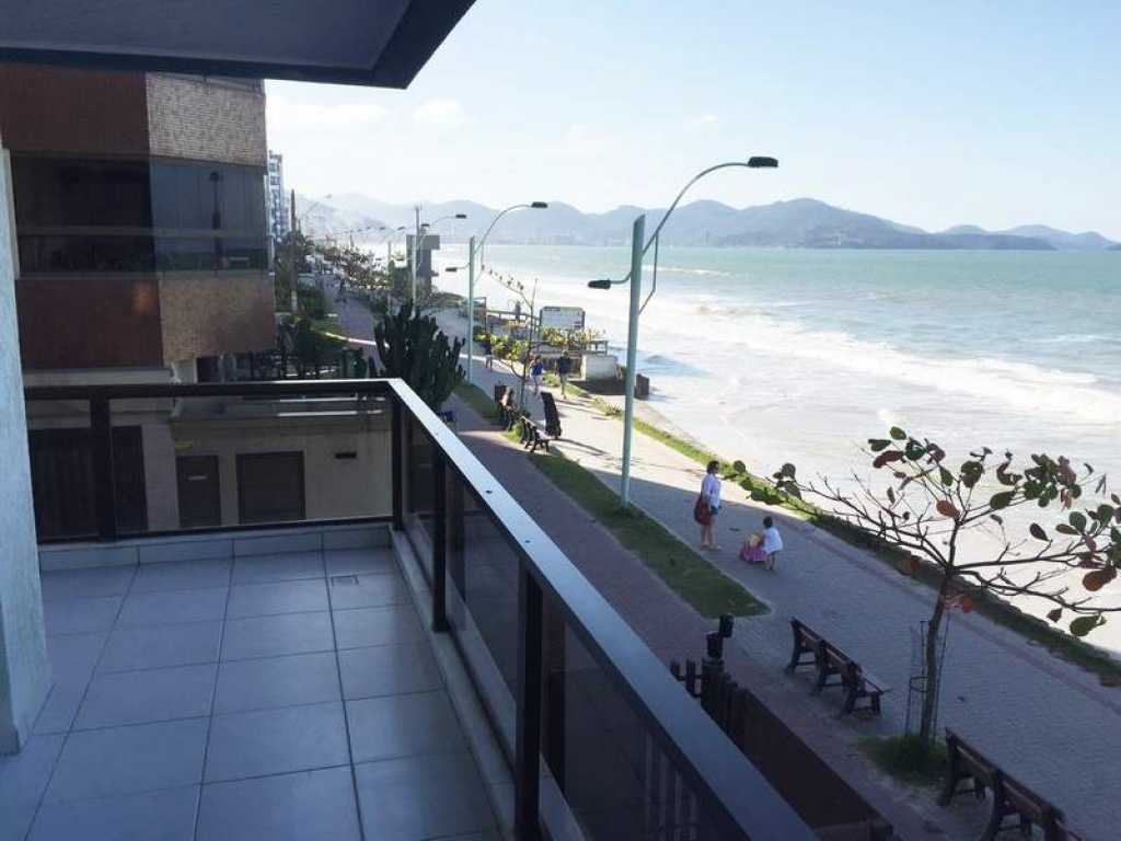 Apartamento de 2 quartos com ar  frente para a praia - Meia Praia