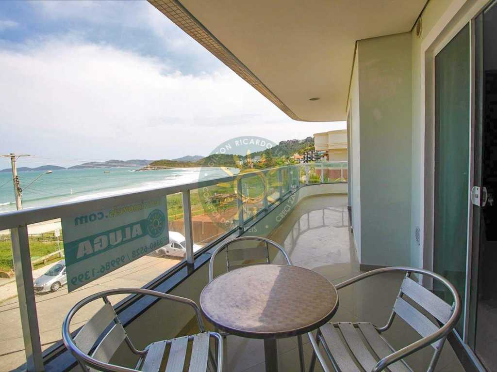 Apartamento com vista para o mar, localizado a 20 metros da praia de Quatro Ilhas em Bombinhas.