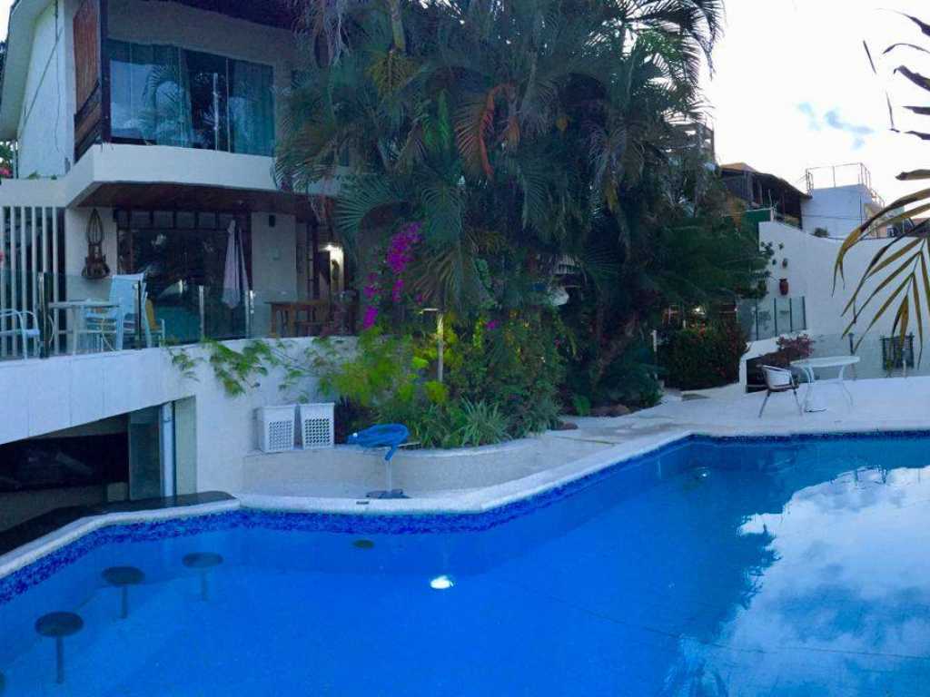 Luxuosa casa de alto padrão com piscina e vista mar