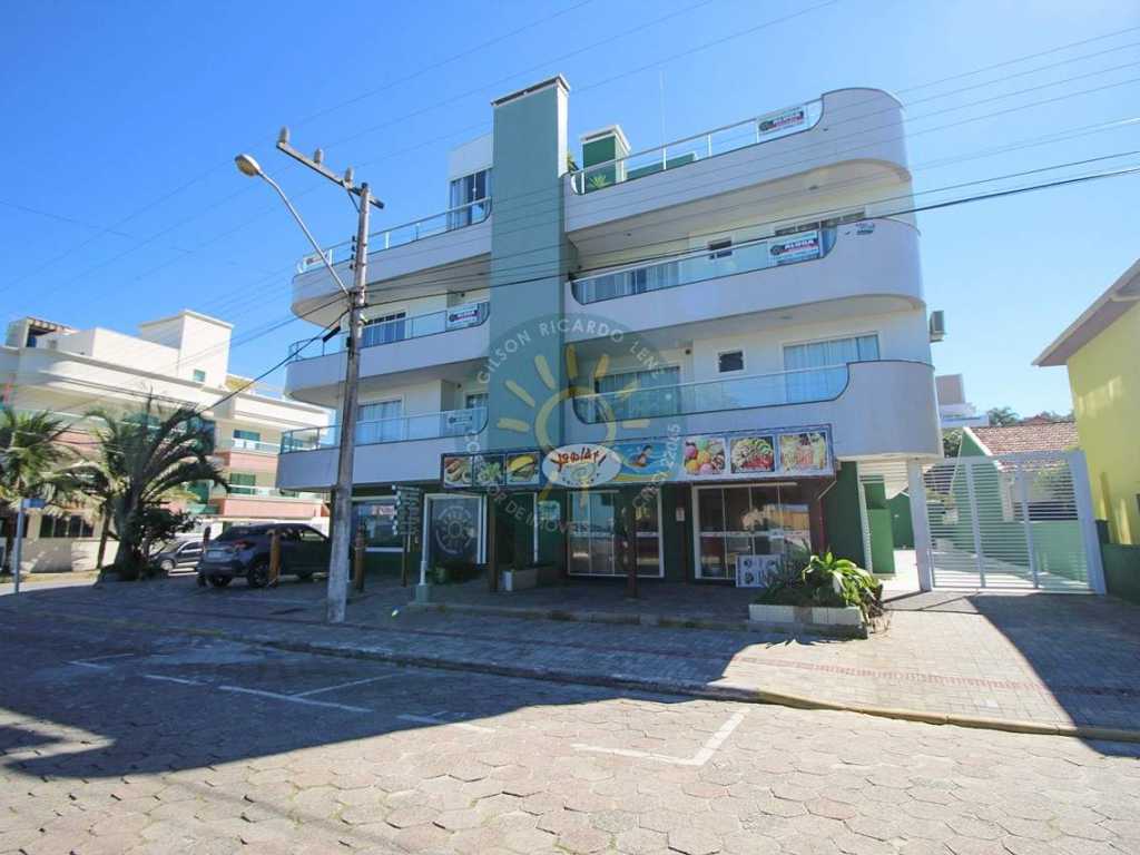 Apartamento com vista para o mar, localizado a 20 metros da praia de Quatro Ilhas em Bombinhas.