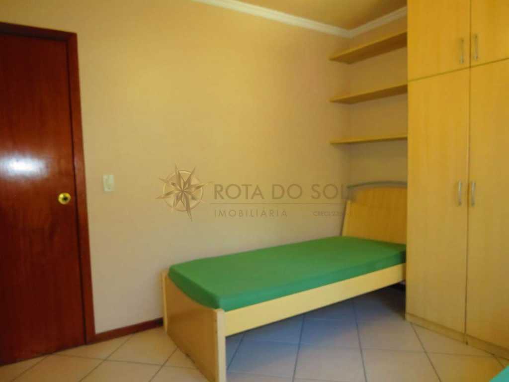 Cód 023 - Apartamento para até 8 pessoas, localizado na Avenida de Bombinhas á poucos metros do Mar!