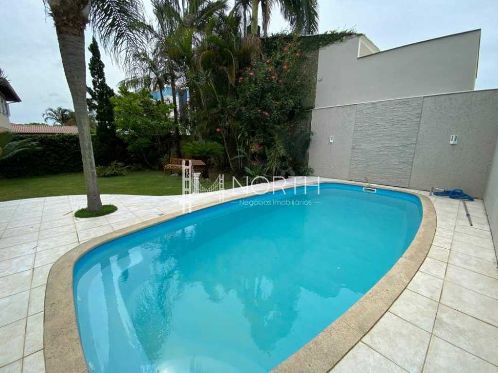 Casa maravilhosa com piscina à 50 metros da praia para 18 pessoas