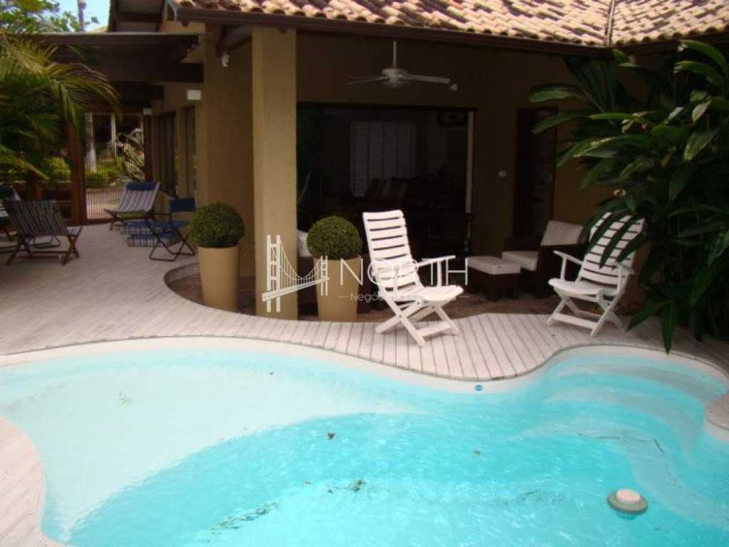 Linda casa com piscina e ar condicionado na Praia de Jurerê