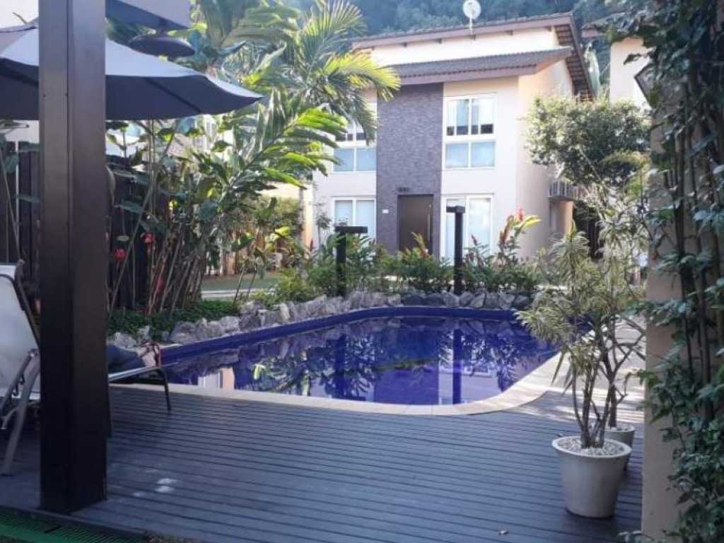 Casa com 3 Suítes em condomínio com piscina na Praia de Juquehy para Locação