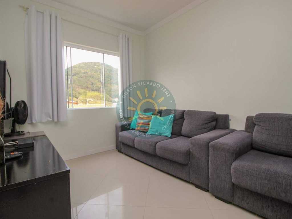 Apartamento lateral com vista para o mar, localizado a 20 metros da praia de Quatro Ilhas em Bombinhas.