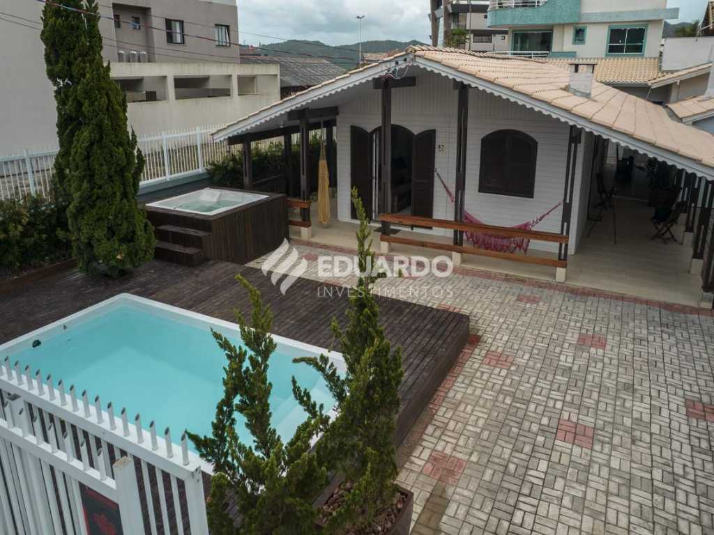 Casa com piscina e jacuzzi com 03 dormitórios para 08 pessoas na quadra mar em Canto Grande, Bombinhas - SC.