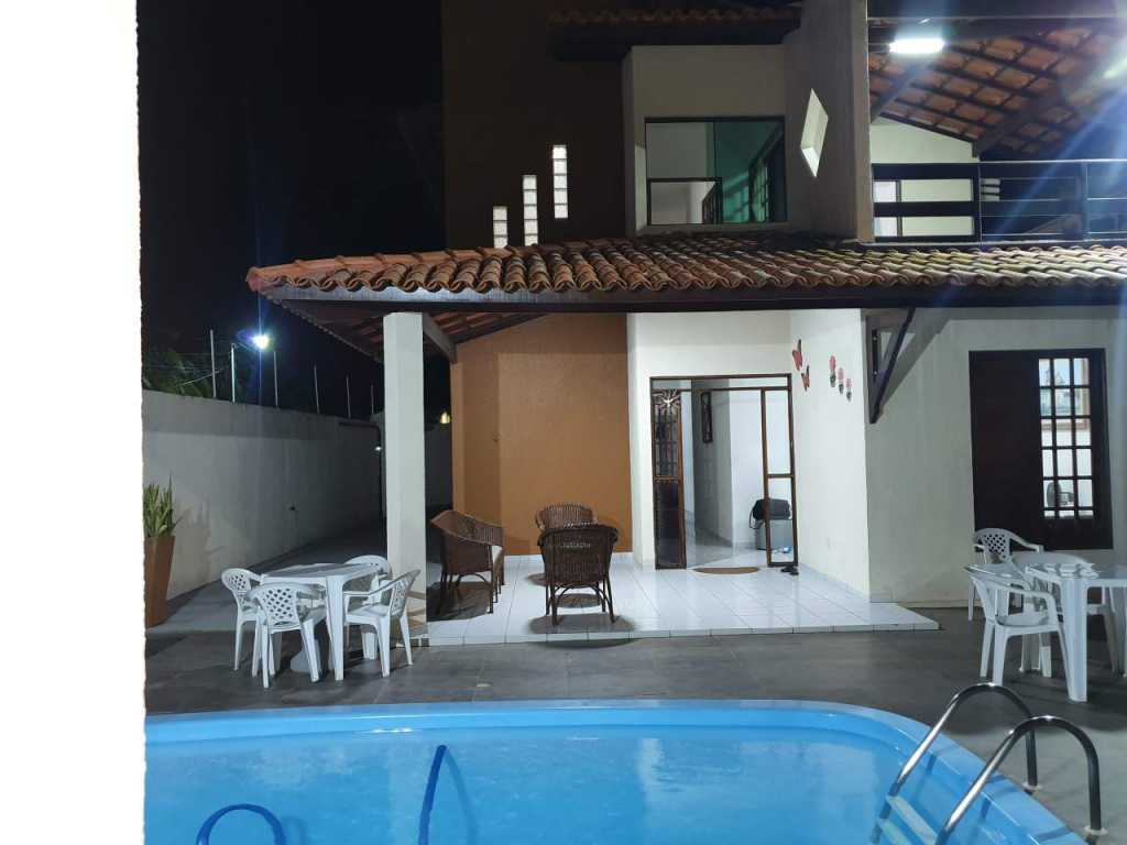 Casa bem arejada com varanda e 1º andar nascente, área de lazer com piscina e churrasqueira!